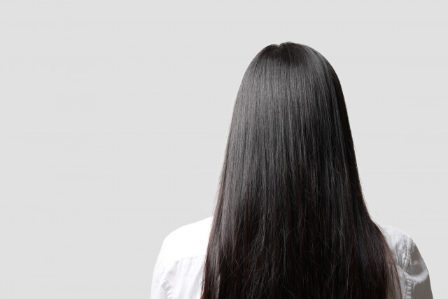 髪の長いストレートヘアの女性